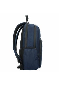 Mochila de color navy con un tejido texturizado, correas de hombro acolchadas, bolsillo lateral y un diseño aerodinámico con acentos en negro.