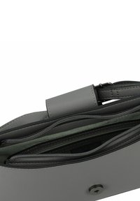 Graue Lederhandtasche mit strukturiertem Finish, ausgestattet mit einem Reißverschlussfach und einem magnetischen Druckverschluss. Das Innenfach verfügt über mehrere Taschen.