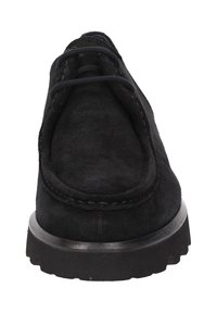 Scarpa in suede nero con punta rotonda, chiusura a lacci e dettagli cuciti a contrasto. Suola in gomma spessa con battistrada per una buona aderenza.