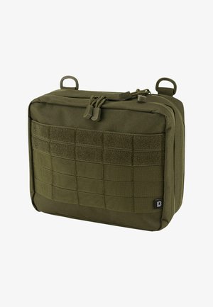 Olijfgroene rechthoekige tas gemaakt van duurzame stof. Voorzien van een ritssluiting, dubbele lussen en een voorzijde met een rasterwebbing voor bevestiging.