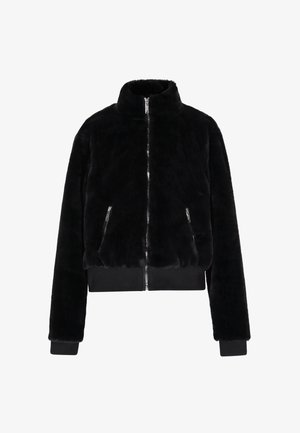 Must emane, faux karusnahast jakk kõrge kraega, lukuga kinnitamine ja ribaga mansetid. Omab kahte esimest lukuga taskut ja kinnitatud disaini.