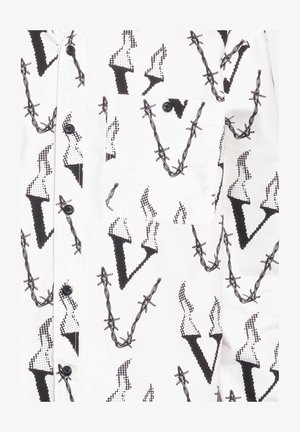 Camicia bianca con un motivo geometrico nero di frecce e filo spinato. Presenta una tasca sul petto e bottoni neri. Tessuto di texture liscia.