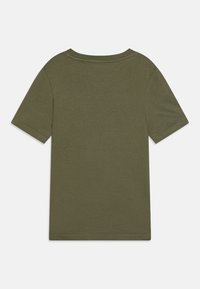 Olijf groene katoenen T-shirt met een ronde halslijn en korte mouwen, met een effen ontwerp en een gladde textuur.