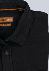 Schwarzes Slim-Fit-Hemd aus strukturiertem Stoff. Ausgestattet mit einem strukturierten Kragen, Knopfschluss und einem orangefarbenen Etikett mit Markennamen und Größe.