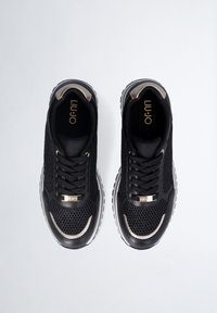 Schwarze sportliche Sneakers mit Obermaterial aus Mesh, metallischen Akzenten, Schnürdesign, gepolstertem Kragen und strukturiertem Gummi-Sohle. Goldenes Logodetail.