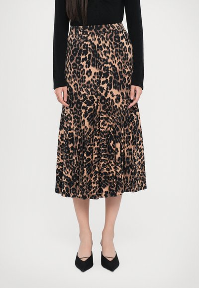 Leopard print midi skirt in brown and black, flared design with pleats. Paired with black pointed-toe shoes.