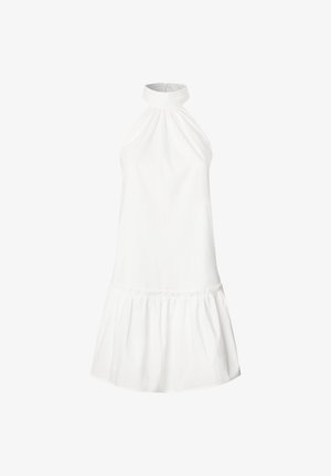 Robe halter blanche en coton avec un col froncé et un ourlet volanté évasé. Texture lisse, sans manches et silhouette à longueur genou.