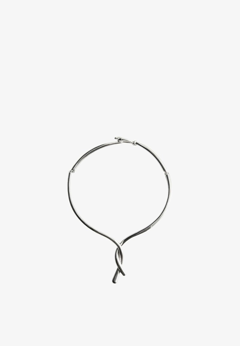 Collier en métal argenté avec un design de boucle lisse et torsadée à l'avant, présenté sur un fond blanc uni.