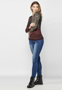 Koroshi MANGA LARGA - Pitkähihainen paita - rojo