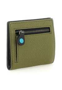 Portafoglio in pelle verde con texture, dotato di tasca con zip nera e dettaglio blu sul tirante della zip, piegato e in posizione verticale.