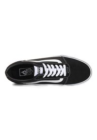 Scarpe da skate in suede nero con lacci bianchi e una striscia laterale bianca; presentano un collare imbottito e una suola testurizzata per una migliore presa.