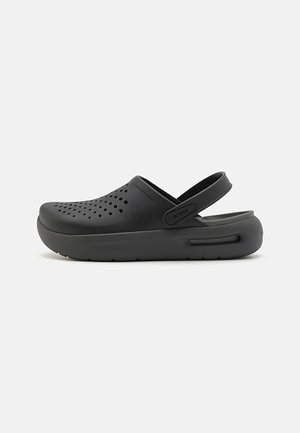 Sabot noir en matériau léger avec des trous de ventilation, bout arrondi, sangle au talon réglable et semelle texturée pour une bonne adhérence.