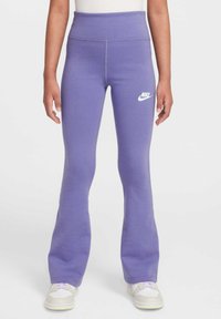 Pantalones de chándal morados acampanados, hechos de tela suave, con una cintura elástica y un logo de Nike blanco en el muslo.