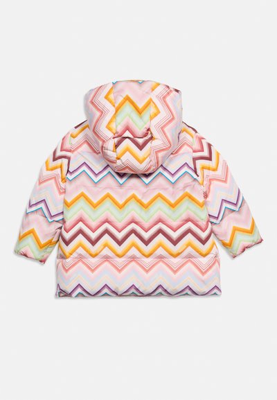 Doudoune à capuche enfant avec motif zigzag multicolore dans des tons de rose, orange, vert et violet, vue de dos sur fond blanc.