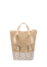 Tkaná slámová taška s béžovými látkovými popruhy, dolním panelem s květinovým vzorem a vrchním uzávěrem na zip. Čtvercová základna, texturovaný, ekologický design.