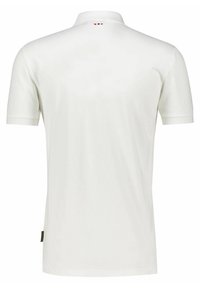 Polo shirt blanc avec un col côtelé, des manches courtes et trois petites rayures colorées au dos du col. Texture de tissu lisse.