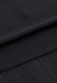 Črn tkanina z rahlo teksturo, ki ima razcepljen rob. Material je gost, a fleksibilen, z rahlim sijajem.