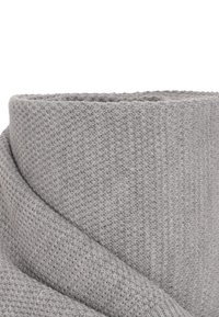 Sciarpa grigia lavorata a maglia con motivo intrecciato e finitura morbida, caratterizzata da un design avvolgente per calore e comfort.