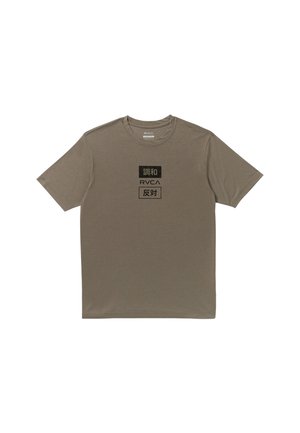 T-shirt en coton vert olive avec col rond, manches courtes et texte graphique noir imprimé sur le devant. Texture lisse, coupe décontractée.