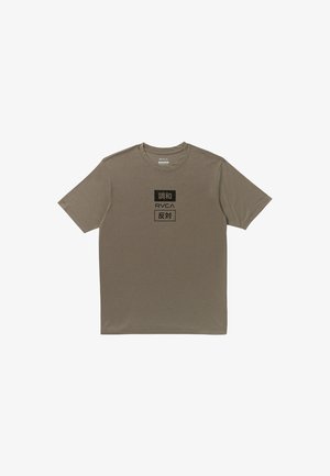 T-shirt en coton vert olive avec col rond, manches courtes et texte graphique noir imprimé sur le devant. Texture lisse, coupe décontractée.