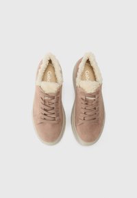 Sneaker in suede rosa chiaro con fodera in pelliccia, punta rotonda e suola piatta in gomma. Presentano lacci e una superficie liscia.