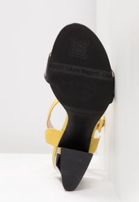 Laura Biagiotti Sandały na obcasie