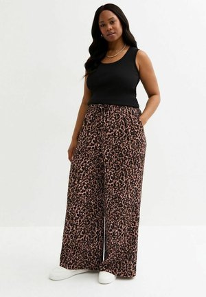 Black ribbed tank top paired with wide-leg leopard print trousers in shades of pink and brown, featuring front pockets and an elastic waistband.