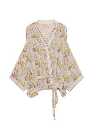Kimono floral en colores pastel, con escote en V, mangas anchas y cinturón de lazo. Hecho de tejido ligero con acentos texturizados.