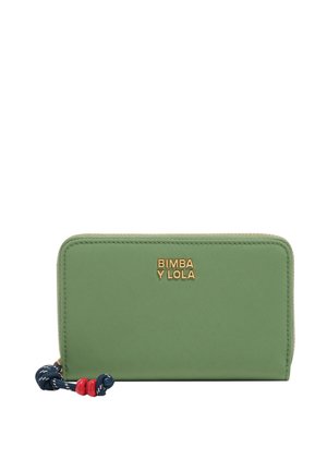 Cartera rectangular verde con cremallera, con el logo dorado "BIMBA Y LOLA" y tirador de cremallera azul marino con cuentas rojas.