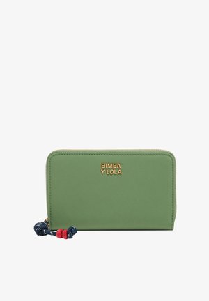Cartera rectangular verde con cremallera, con el logo dorado "BIMBA Y LOLA" y tirador de cremallera azul marino con cuentas rojas.