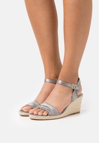 Tamaris Wedge sandals - emerald pleats