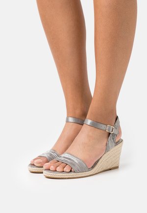 Tamaris Wedge sandals - emerald pleats