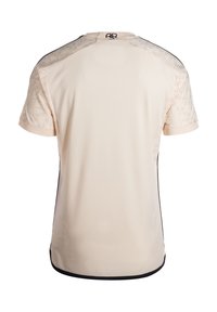 Camiseta deportiva beige de manga corta con un diseño texturizado en los hombros, ribete negro en las mangas y el dobladillo, y logo impreso en la parte posterior.