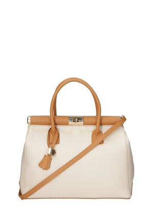 Borsa strutturata in pelle beige con una texture liscia, dotata di manici in pelle marrone chiaro, una tracolla rimovibile e un dettaglio metallico con chiusura.