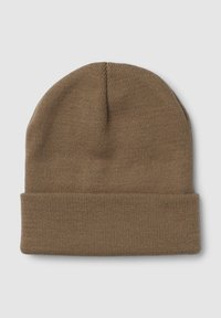 Beanie marrone lavorato a maglia con risvolto. Realizzato in materiale morbido e testurizzato. La parte superiore è arrotondata con una finitura liscia, adatta per il freddo.