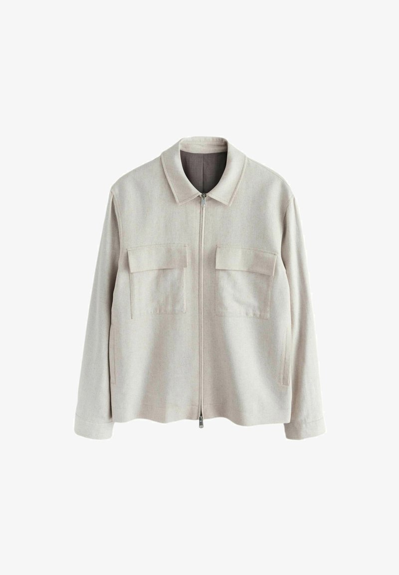 Veste zippée beige clair avec col, deux poches à rabat sur le devant, manches longues et ourlet droit.