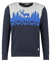 Granatowy sweter z okrągłym dekoltem, z jasnoszarym yoke, zdobiony niebieską sylwetką lasu, reniferami i wzorem płatków śniegu na klatce piersiowej i górnych ramionach.