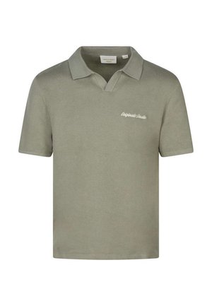 Polo homme manches courtes vert olive avec col et texte brodé blanc "Originals Studio" sur le côté gauche de la poitrine.