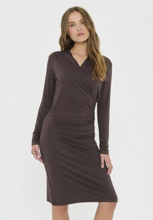 Braunes langärmliges Kleid mit einem überkreuzten V-Ausschnitt, gerafften Seitendetails und knielanger Schnittform. Hergestellt aus weichem, dehnbarem Material.