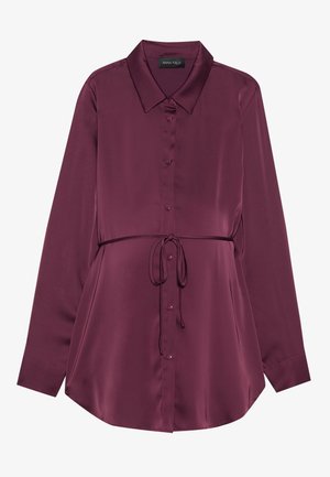 Långärmad skjorta i burgundy satin med krage, knappslå framtill och dragsko i midjan. Slät textur.