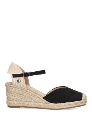 Wedge de esparto negro de ante con suela de yute trenzado, con una correa de tela beige en el tobillo y hebilla ajustable. Diseño de punta redonda.