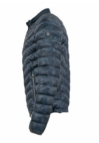 Dunkelblau gesteppte Jacke mit hohem Kragen, Reißverschlusstaschen an den Seiten und elastischen Bündchen. Verfügt über ein Logo-Patch auf dem oberen Ärmel.