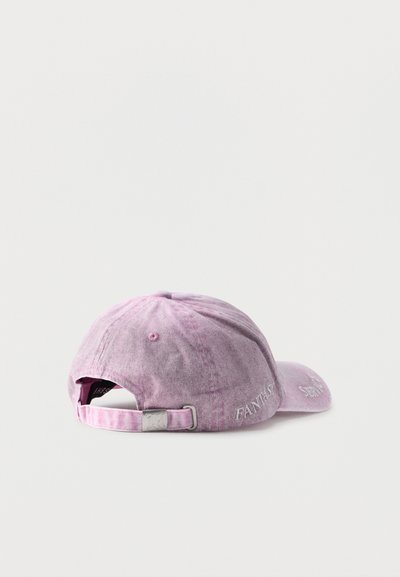 Αποχρωματισμένο ροζ καπέλο μπέιζμπολ με ρυθμιζόμενο λουράκι και μεταλλικό πόρπη, κεντημένες λέξεις μερικώς ορατές στην πλευρά και στην γείσα, εμφανίζεται από πίσω γωνία.