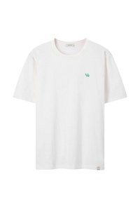 Witte katoenen t-shirt met korte mouwen, ronde hals en een klein groen logo op de linkerborst. Heeft een rechte onderzoom.
