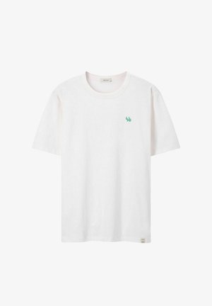Witte katoenen t-shirt met korte mouwen, ronde hals en een klein groen logo op de linkerborst. Heeft een rechte onderzoom.