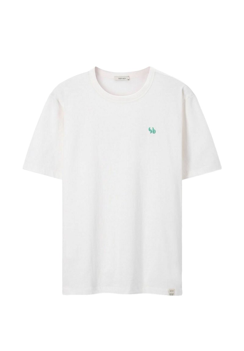 Witte katoenen t-shirt met korte mouwen, ronde hals en een klein groen logo op de linkerborst. Heeft een rechte onderzoom.