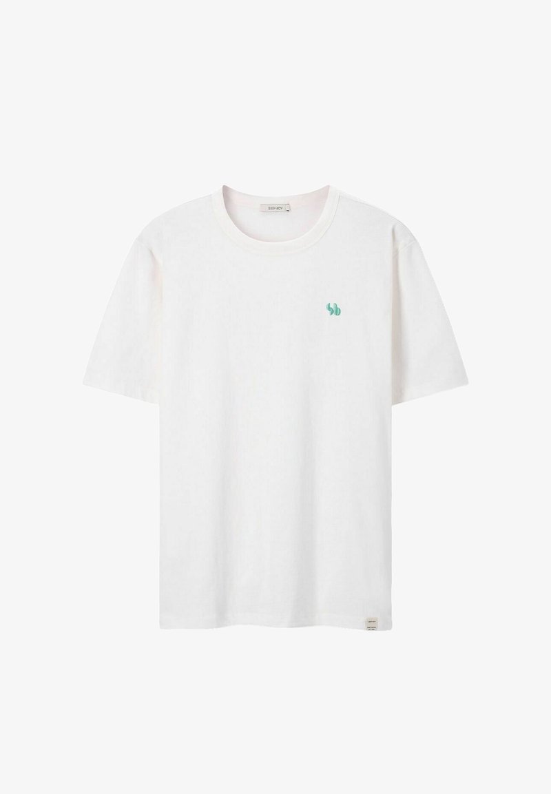 Witte katoenen t-shirt met korte mouwen, ronde hals en een klein groen logo op de linkerborst. Heeft een rechte onderzoom.