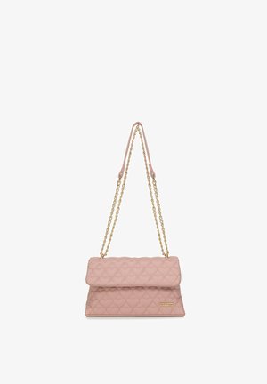 Gequilte roze handtas met gouden schouderband, rechthoekige vorm, gevouwen klep bovenkant, met hartpatronen en een gouden logo accent.