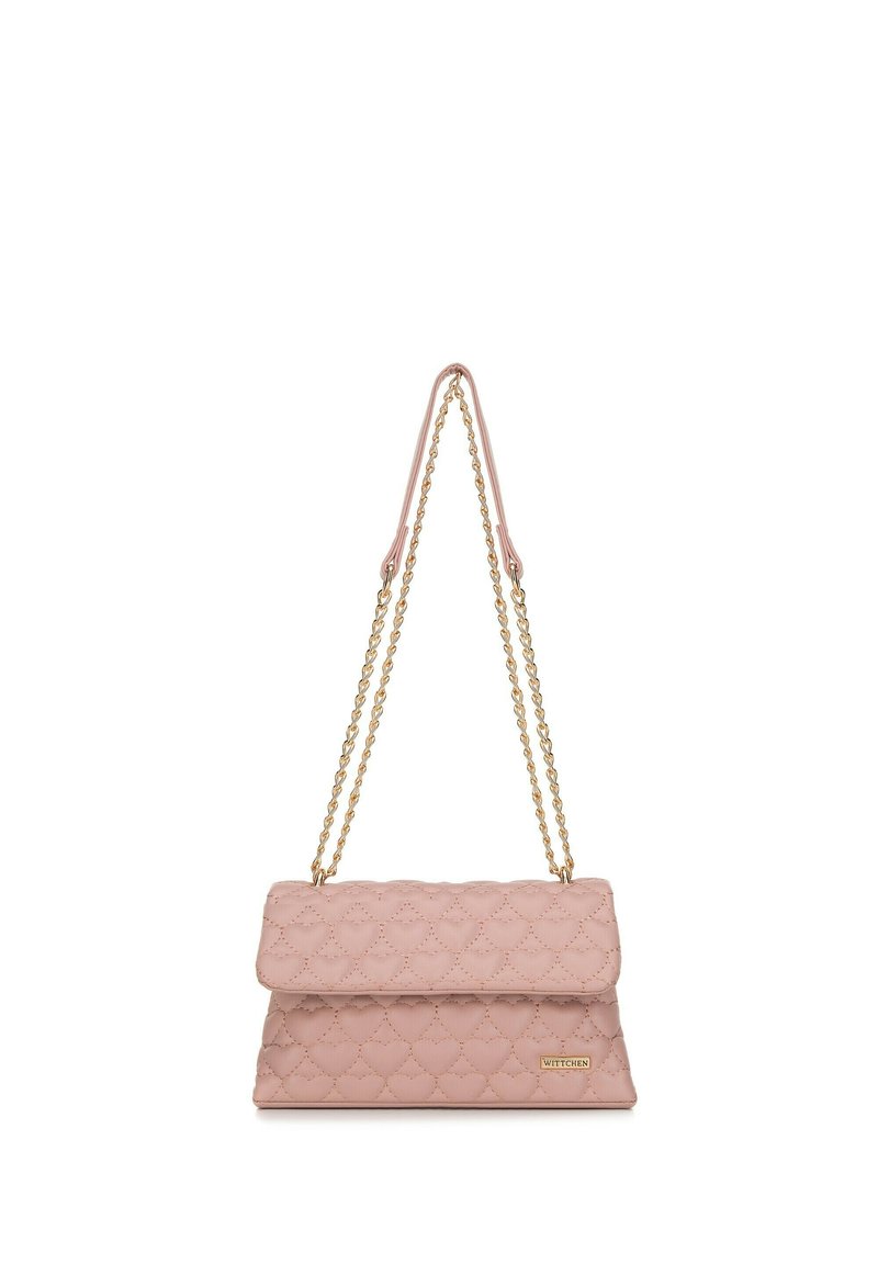 Prošívaná růžová kabelka se zlatým řetízkem, obdélníkového tvaru, skládacím vrchním víkem, se vzory srdcí a zlatým logem.