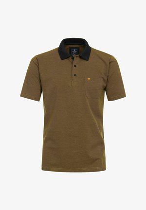 Braunes Poloshirt mit schwarzem Kragen, Drei-Knopf-Leiste, strukturiertem Stoff und einer Brusttasche mit kleinem Logo.